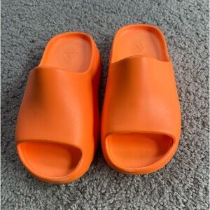 LITTLE KIDS YEEZY SLIDES